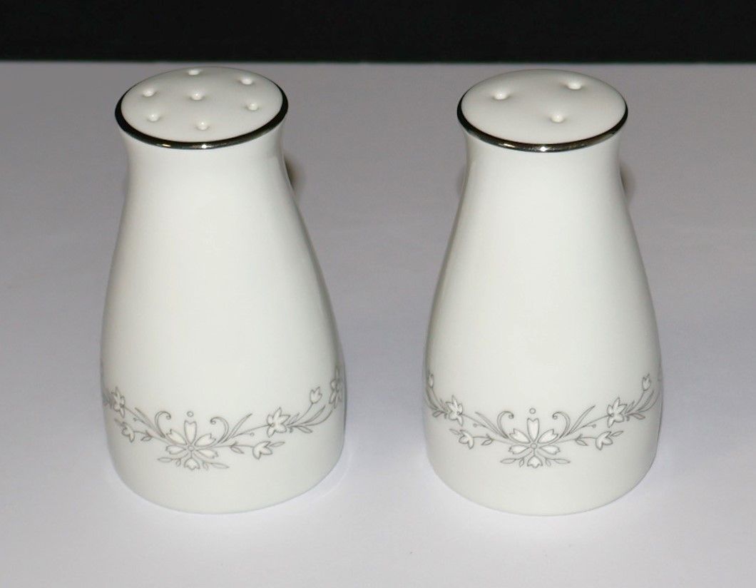 Noritake AMY 2154 White Flowers Salt &amp; Pepper Shaker Set with Stoppers, Japan