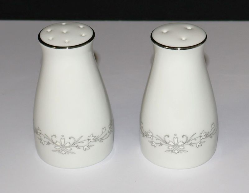 Noritake AMY 2154 White Flowers Salt &amp; Pepper Shaker Set with Stoppers, Japan