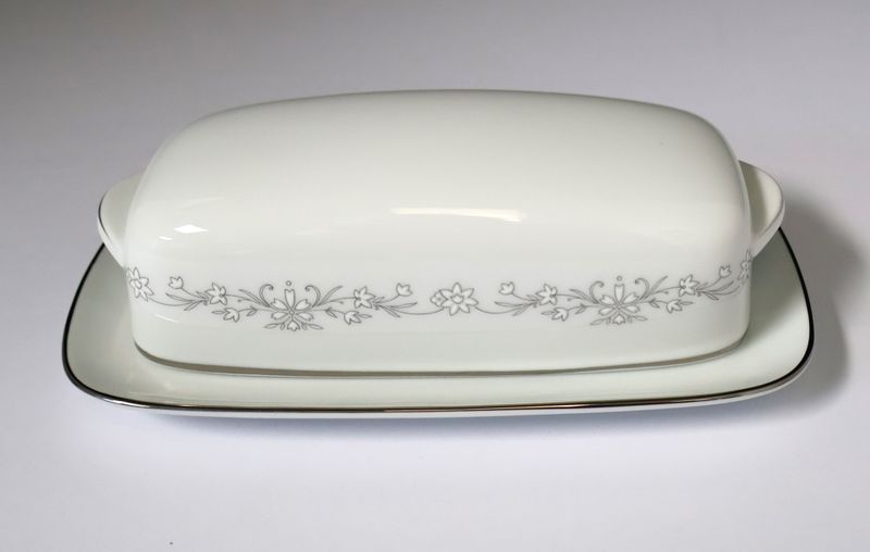 Noritake AMY 2154 White Flowers Covered Butter Dish, Japan