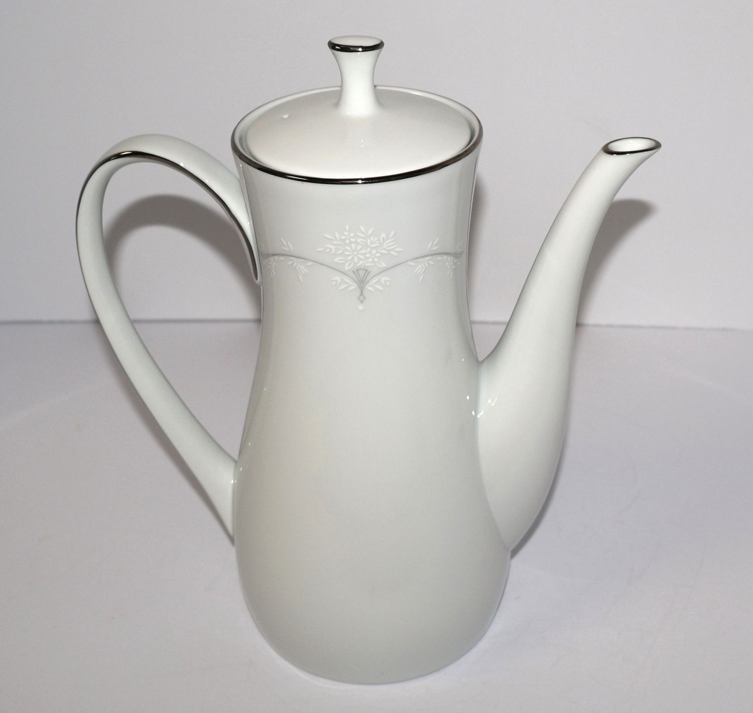 Noritake Whitebrook 6441 Coffee Pot with Lid – 5-Cup Capacity – Made in Japan