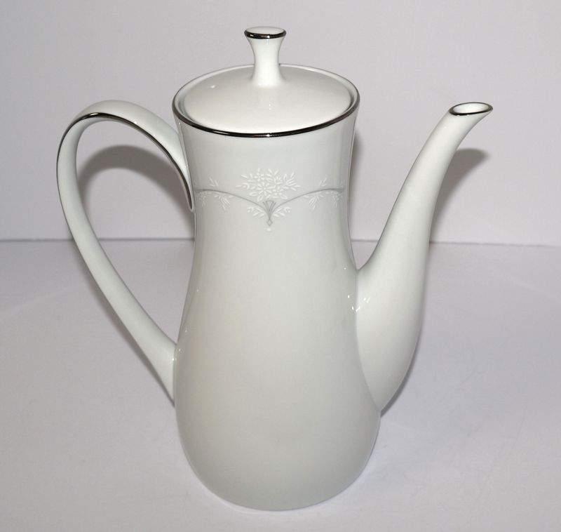 Noritake Whitebrook 6441 Coffee Pot with Lid – 5-Cup Capacity – Made in Japan