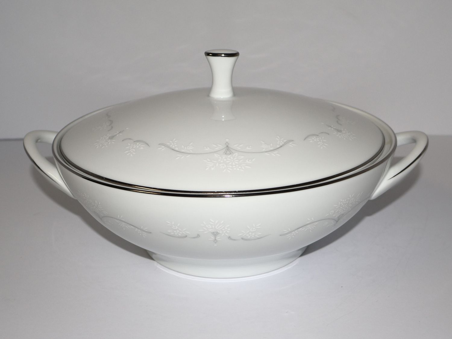 Noritake Whitebrook 6441 Round Covered Vegetable Serving Bowl - Made in Japan