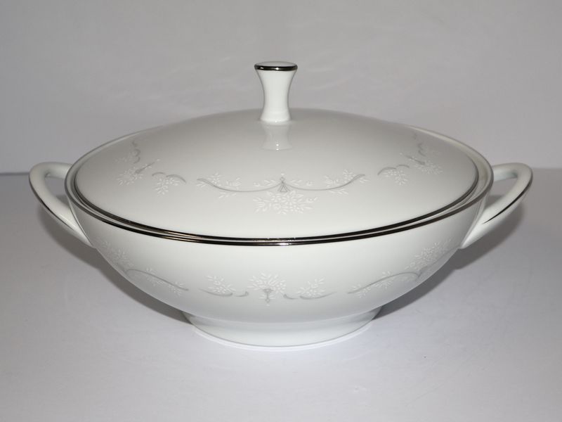 Noritake Whitebrook 6441 Round Covered Vegetable Serving Bowl - Made in Japan