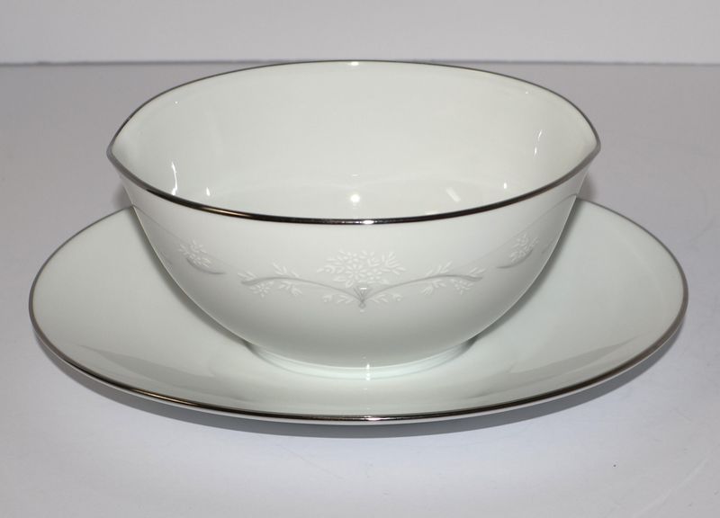 Noritake Whitebrook 6441 Gravy Boat with Attached Underplate - Made in Japan
