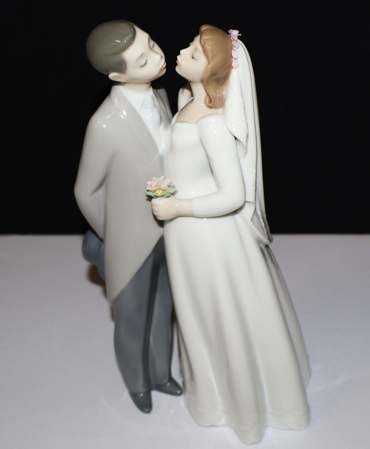 Lladro “A Kiss to Remember” Gloss Porcelain 7.75&quot; Figurine #6620 by Jose Puche