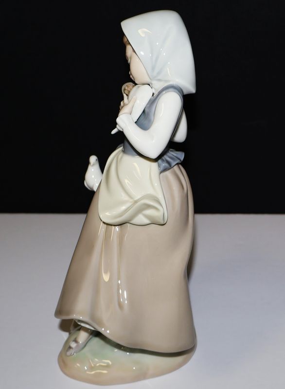 Lladro Porcelain Figurine #5141 – Young Girl with Two Pigeons – Glazed Finish – Spain