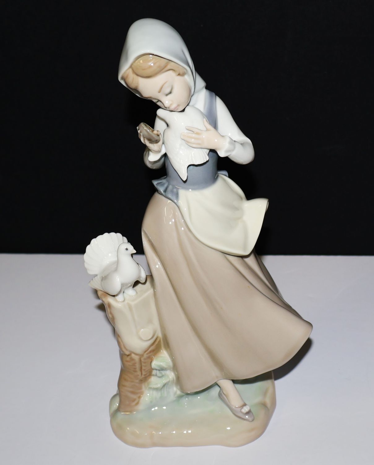 Lladro Porcelain Figurine #5141 – Young Girl with Two Pigeons – Glazed Finish – Spain