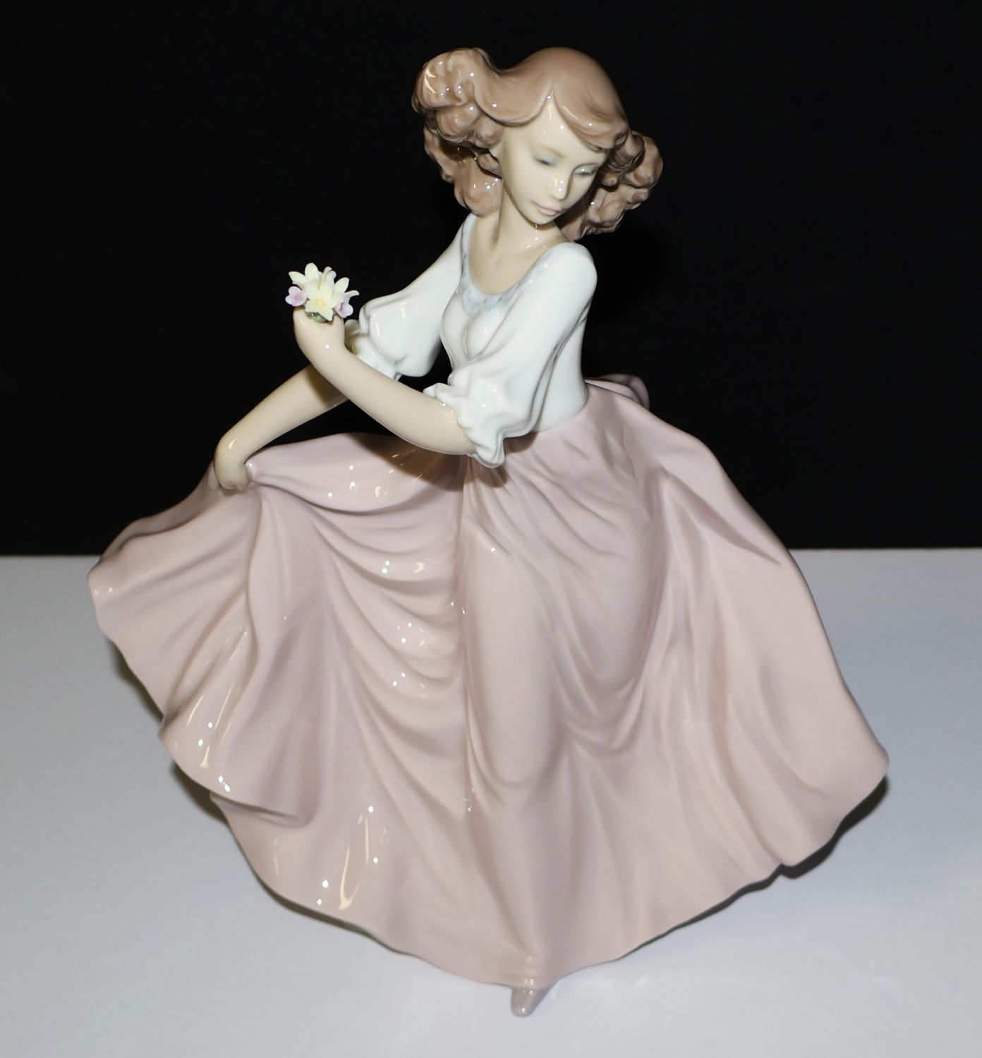 Lladro &quot;Summer Breeze&quot; Figurine #6543 – Hand Signed &amp; Dated – Girl with Flowing Dress &amp; Flowers