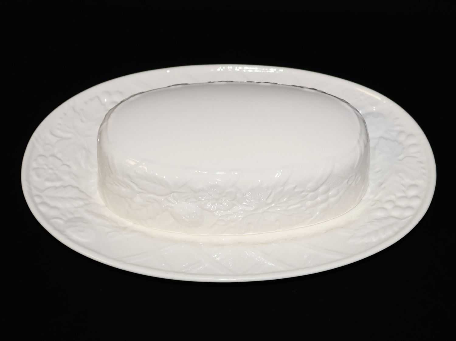 Mikasa English Countryside Covered Butter Dish – 1/4 Pound | White DP900