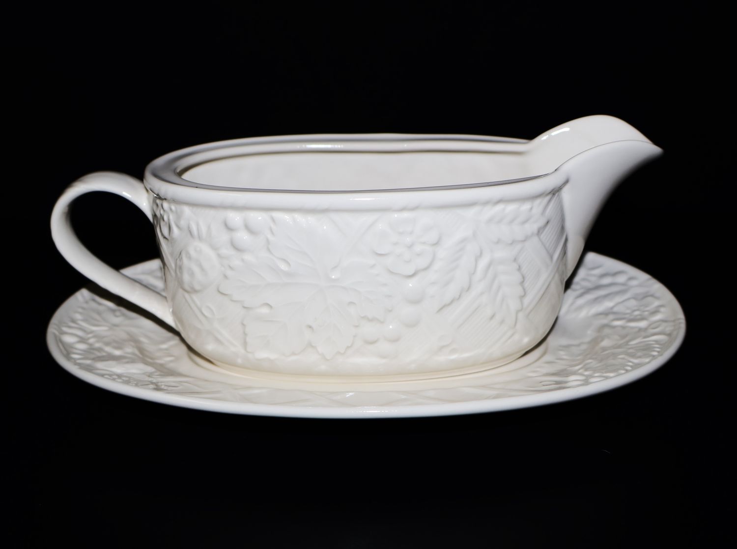 Mikasa English Countryside Gravy Boat and Underplate | White DP900