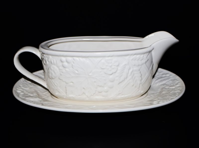 Mikasa English Countryside Gravy Boat and Underplate | White DP900