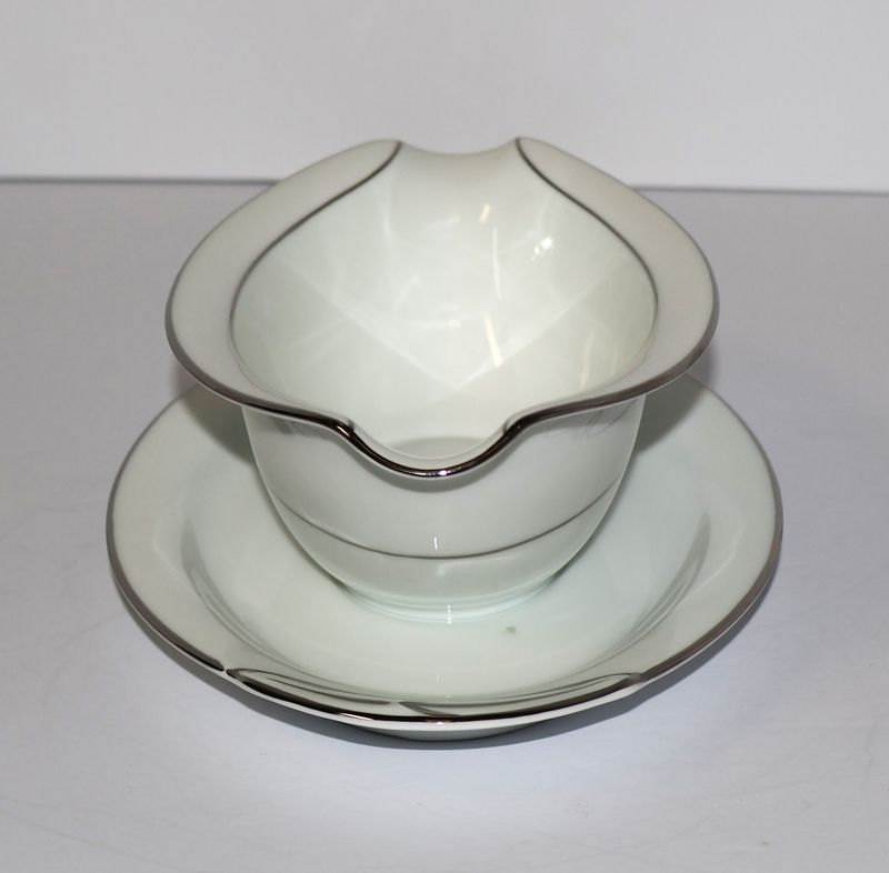 Noritake Derry (5931) Gravy Boat with Attached Underplate | Platinum Trim
