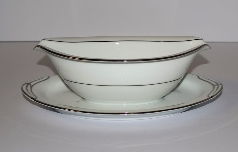 Noritake Derry (5931) Gravy Boat with Attached Underplate | Platinum Trim