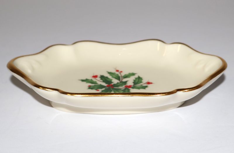Lenox Holiday “Special” Small Oval Trinket Dish – Holly &amp; Berries | Made in the USA
