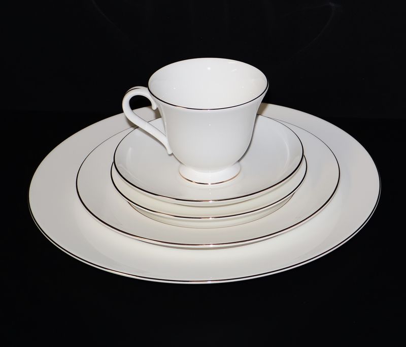 Wedgwood Signet Gold 5-Piece Place Setting – Made in England | Multiple Sets Available