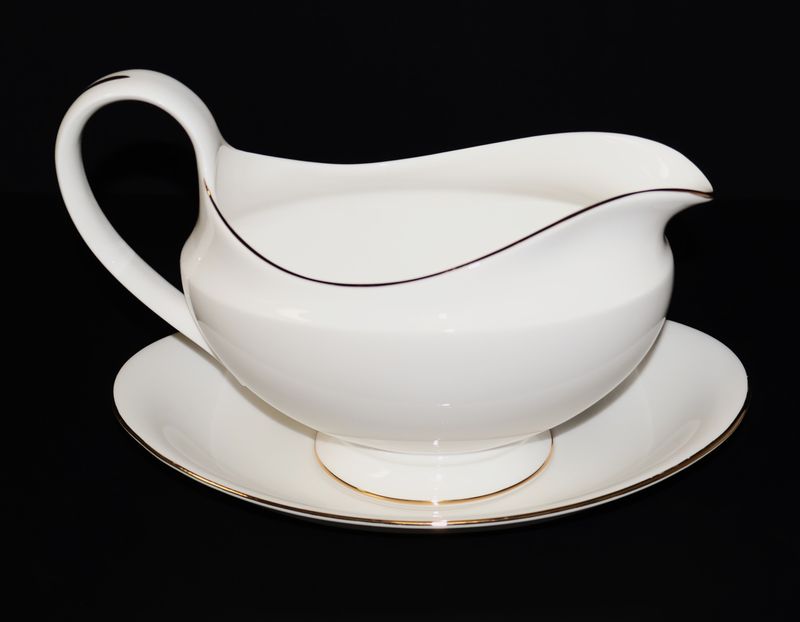 Wedgwood Signet Gold Gravy Boat &amp; Underplate – 2-Piece | Made in England