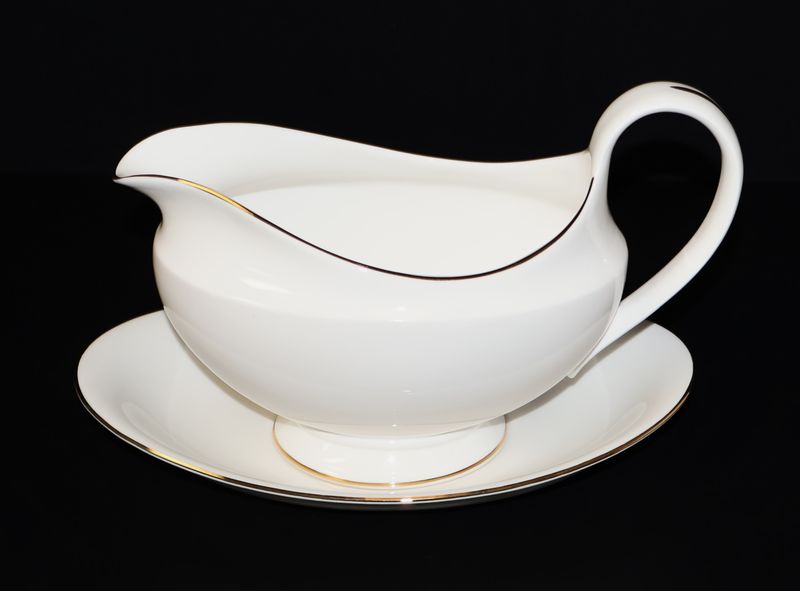 Wedgwood Signet Gold Gravy Boat &amp; Underplate – 2-Piece | Made in England