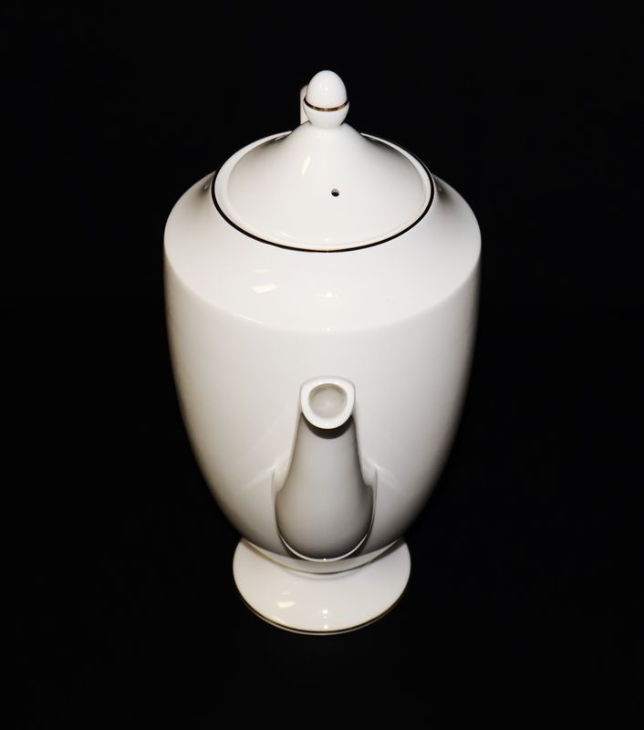 Wedgwood Signet Gold Coffee Pot and Lid – 5-Cup | Made in England