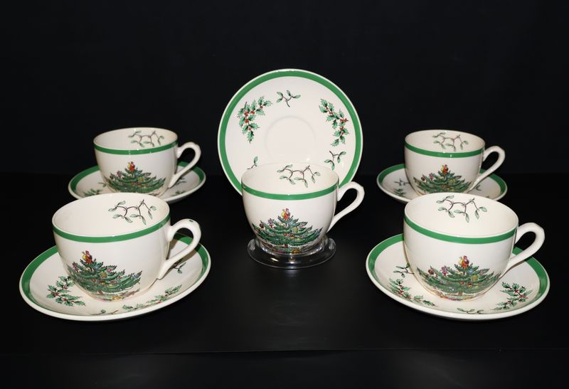 Spode Christmas Tree Cups &amp; Saucers – Set of 5 (10 Pieces) | Made in England
