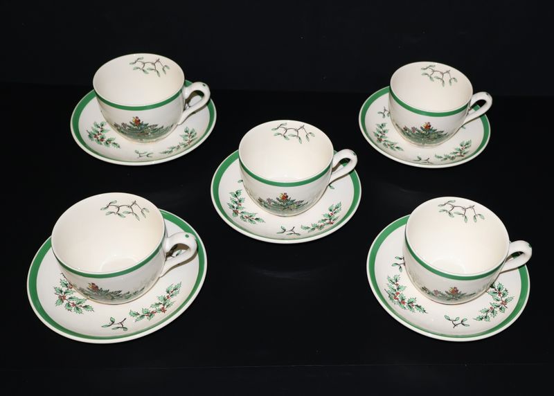 Spode Christmas Tree Cups &amp; Saucers – Set of 5 (10 Pieces) | Made in England