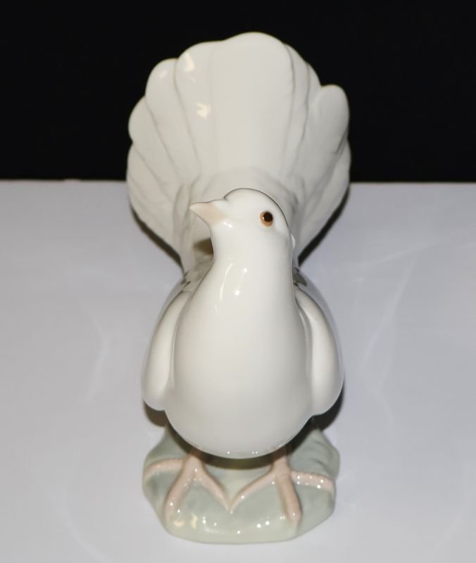 Lladro White Dove with Fantail Gloss Porcelain Figurine – 5 1/4” Tall | Item #1015