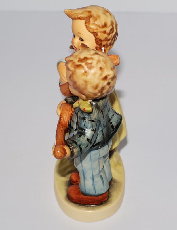 Hummel “Happy Days” Girl &amp; Boy Playing Guitars Figurine – TMK-7 | Item #150 2/0