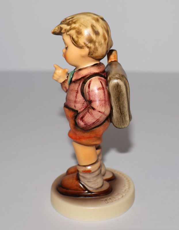 Hummel “One, Two, Three” Boy with Backpack Figurine – TMK-7 | Item #555 | Club Edition 1996/97