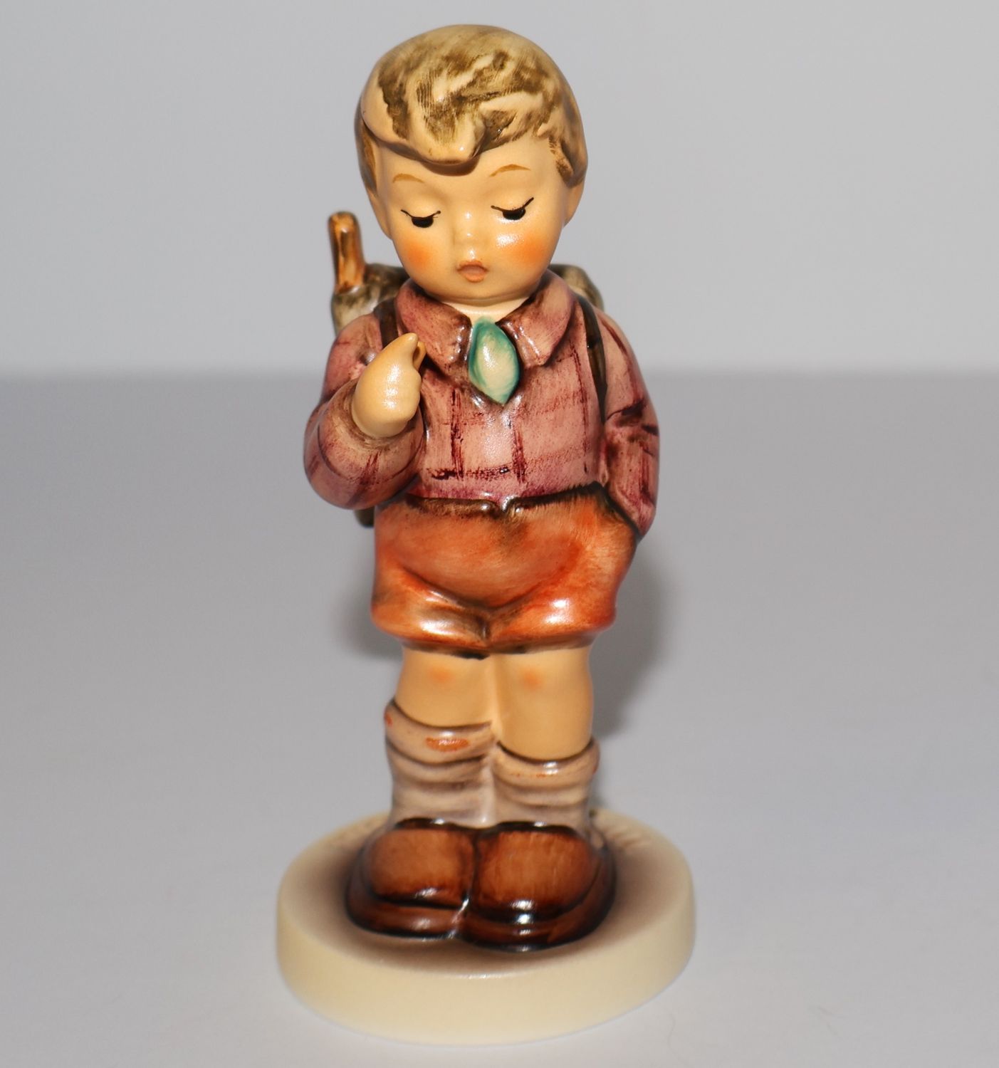 Hummel “One, Two, Three” Boy with Backpack Figurine – TMK-7 | Item #555 | Club Edition 1996/97