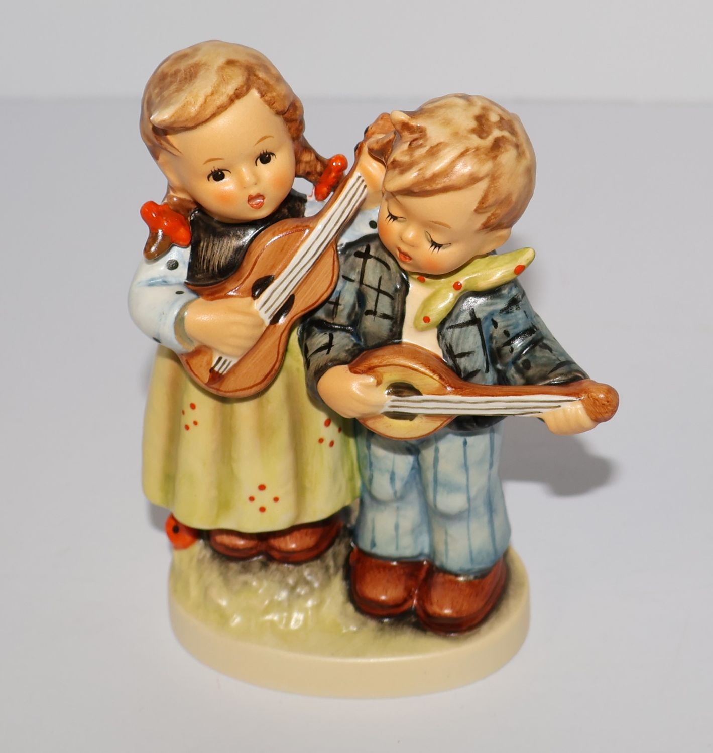 Hummel “Happy Days” Girl &amp; Boy Playing Guitars Figurine – TMK-7 | Item #150 2/0