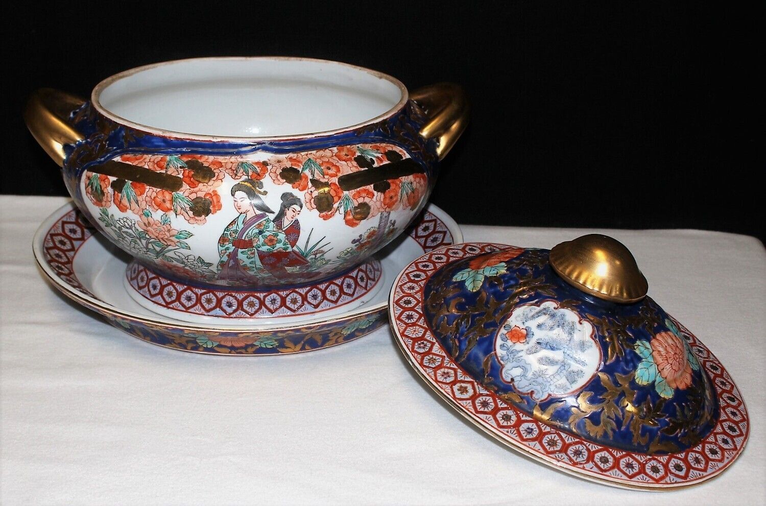 Chinese Qianlong Style Imari Porcelain Covered Soup Tureen &amp; Plate - 3 Piece Set