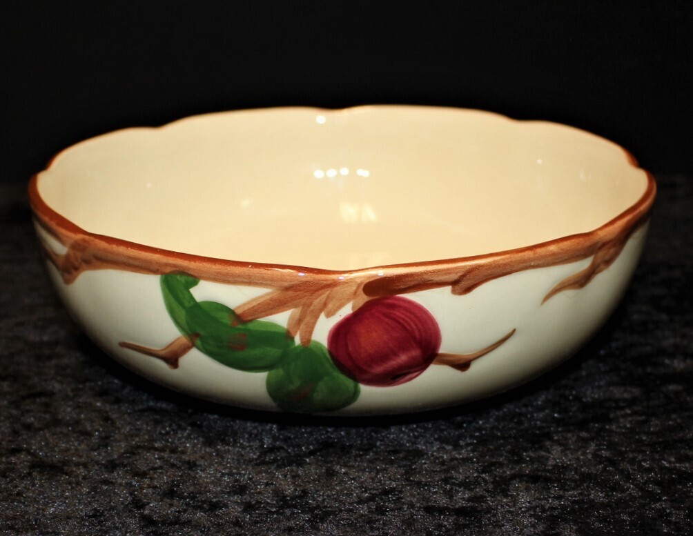 Franciscan Apple 8.25" Round Scalloped Vegetable Serving Bowl, USA Backstamp