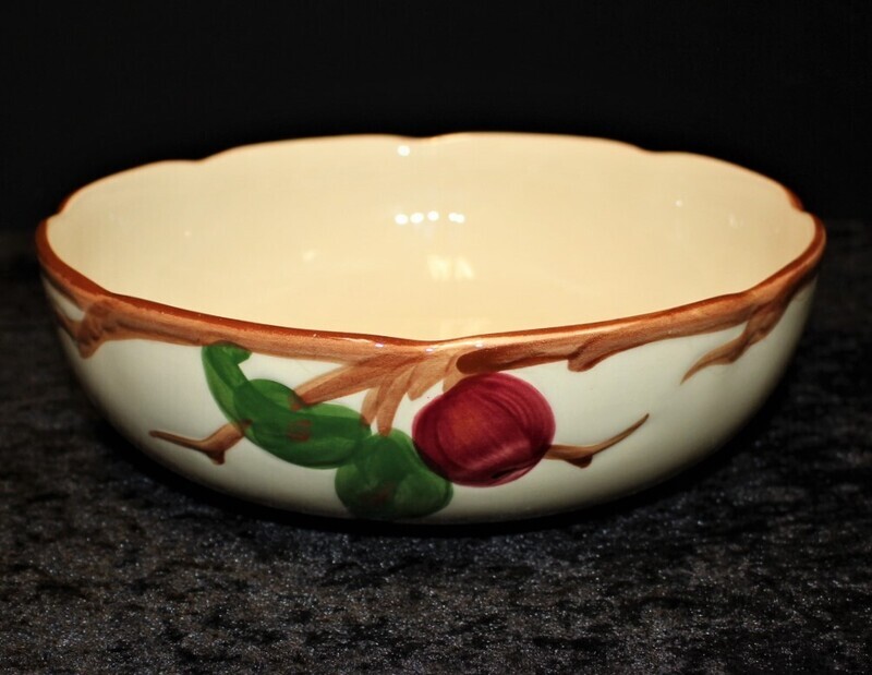Franciscan Apple 8.25" Round Scalloped Vegetable Serving Bowl, USA Backstamp