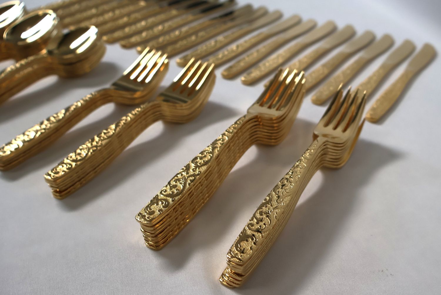 International Silver Americana Golden Heritage 70-Piece Gold Flatware Set – Vintage Ornate Pattern