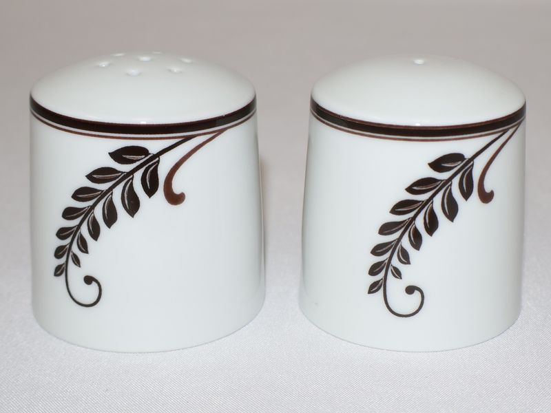 Mikasa Cocoa Salt &amp; Pepper Shakers Set with Stoppers SL170 | Portugal