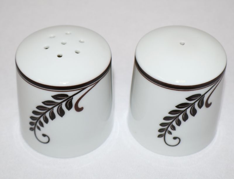 Mikasa Cocoa Salt &amp; Pepper Shakers Set with Stoppers SL170 | Portugal