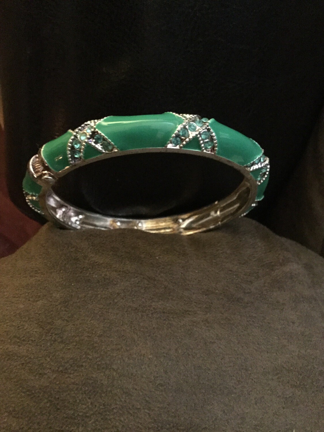 Hand anointing, to prepare to handle, hold, summons and work with all types of spirits