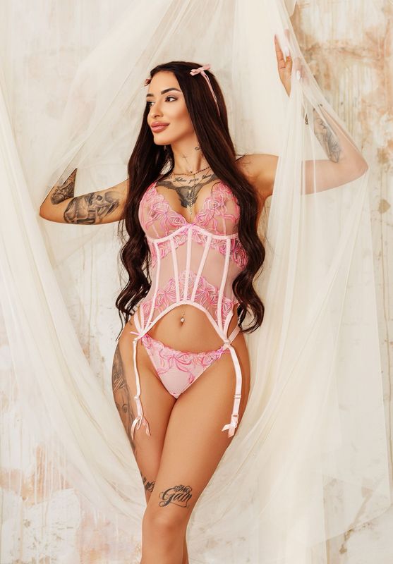 Chloe - 25