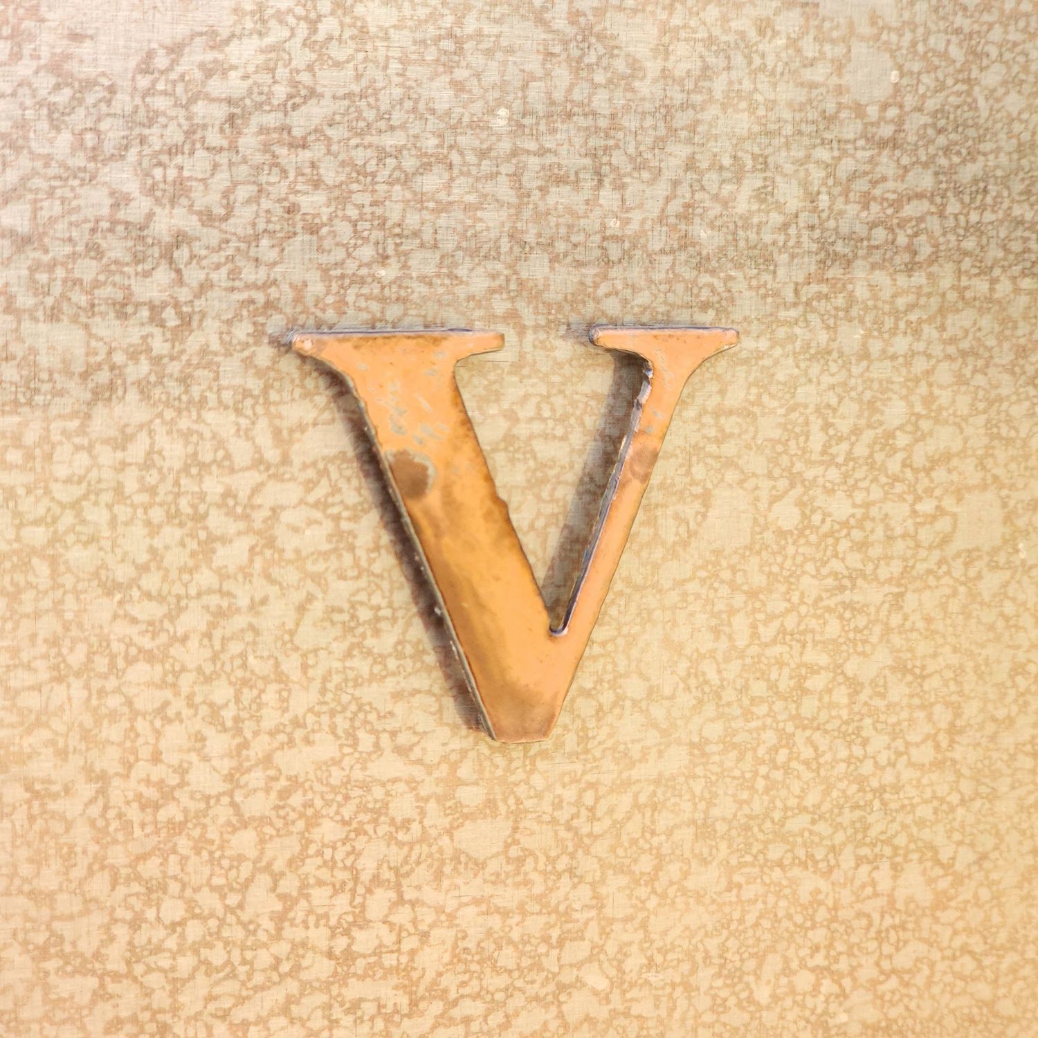 - V - Magnet