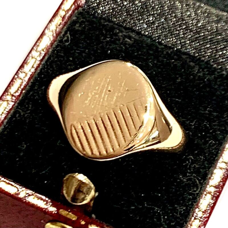 Pre-owned  9ct Yellow Gold Signet Ring