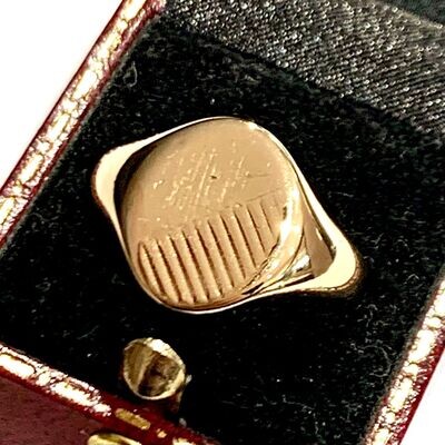 Pre-owned 9ct Yellow Gold Signet Ring