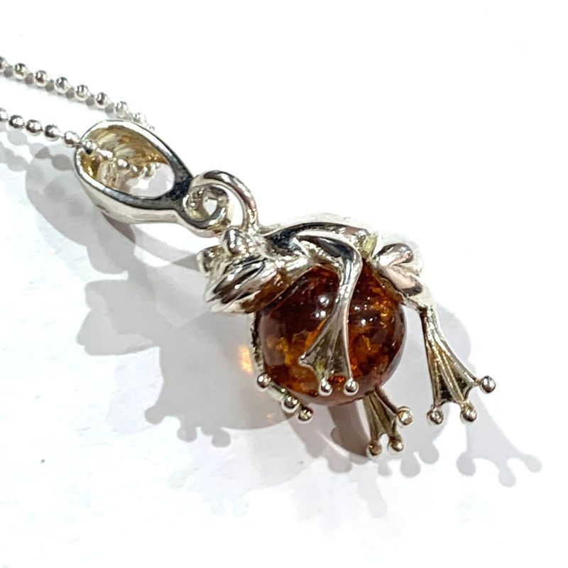 Silver Amber frog pendant