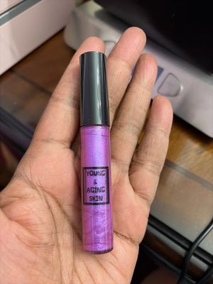 Non-sticky lipgloss In Lalique
