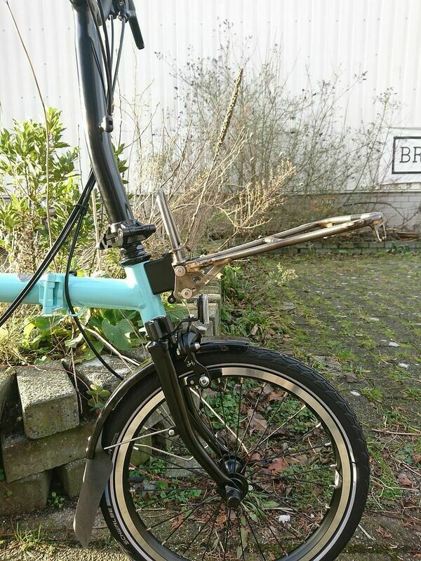 Eerder metaal #Tombstonerack fits the Brompton front carrier block