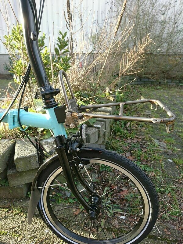 Eerder metaal #Tombstonerack fits the Brompton front carrier block