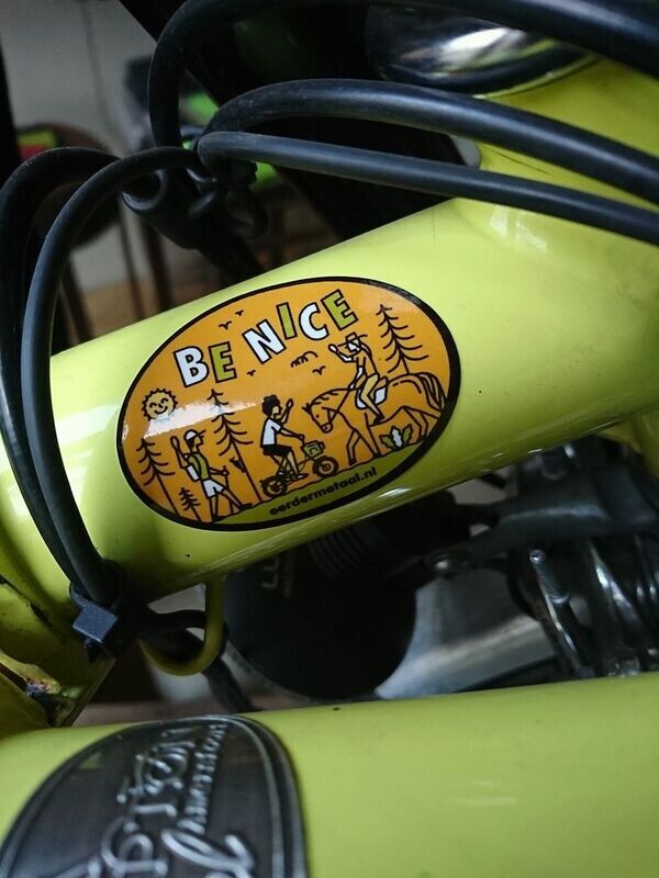 Eerder metaal #BE NICE sticker Pastel green