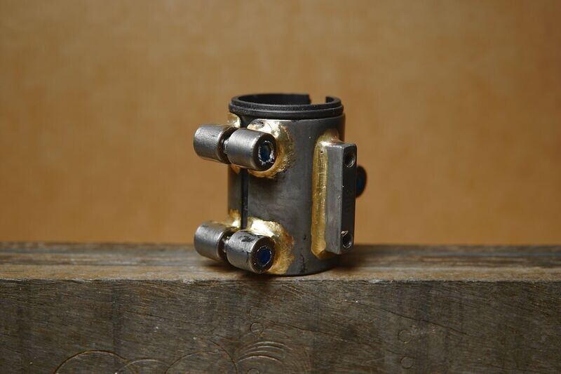Eerder metaal #Headtubehugger luggage adapter with 3 bolts and Raw bronze fillets