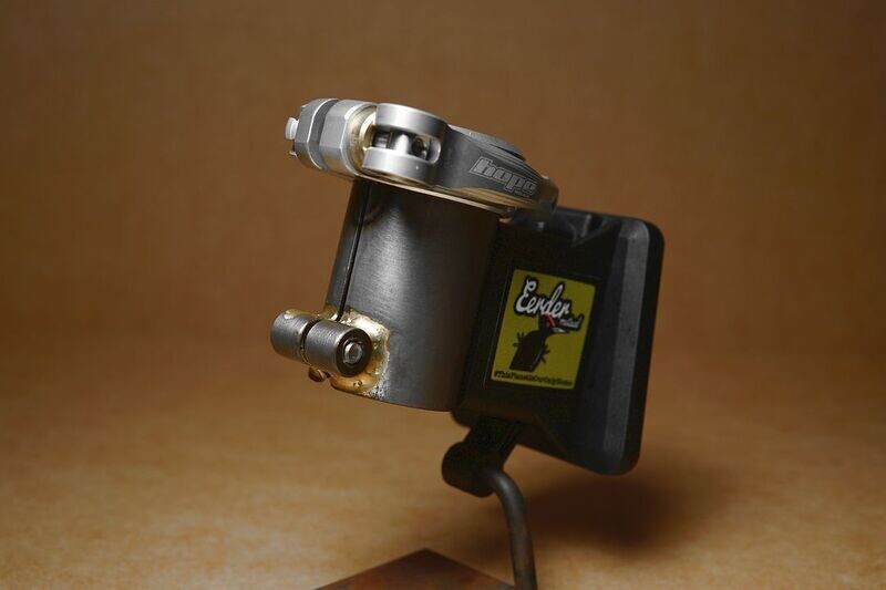 Eerder metaal #SeatposthuggerXS Mk2 luggage adapter with Hope Quick release