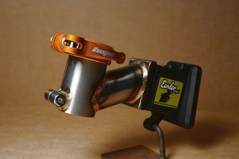 Eerder metaal #Seatposthugger Model 3 luggage adapter with Hope clamp and quick release