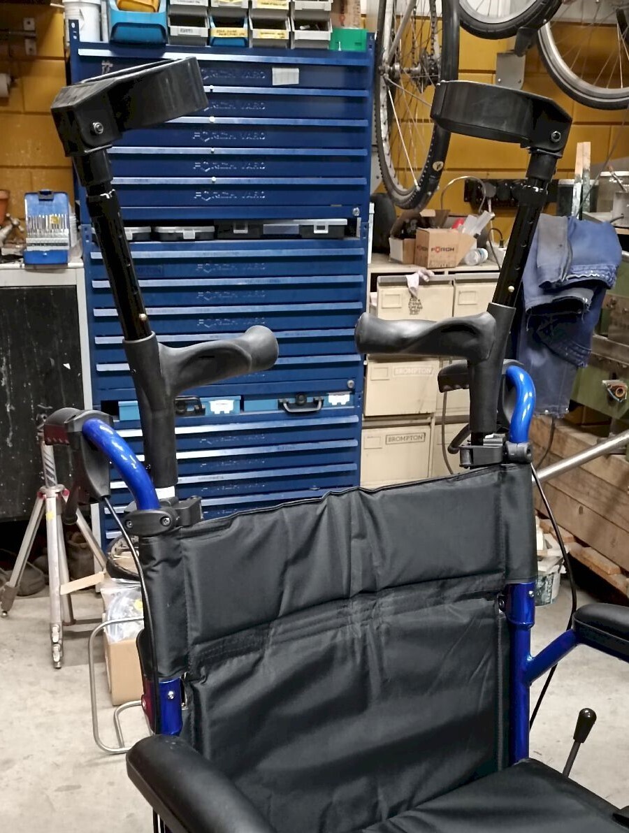 Eerder metaal krukhouder enkel voor (reis)Rolstoel/ Crutch holder single for (travel) wheel chair