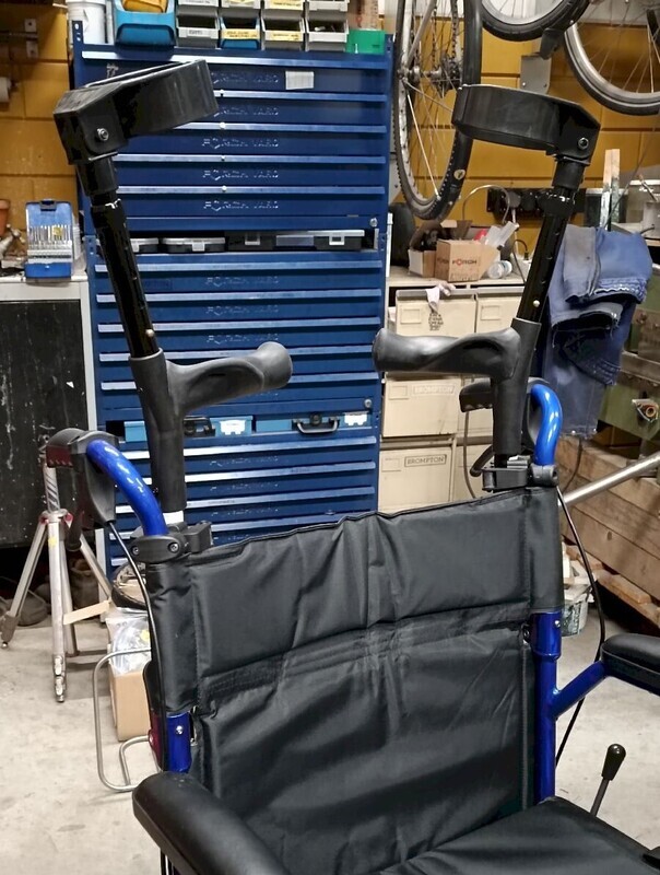 Eerder metaal krukhouder enkel voor (reis)Rolstoel/ Crutch holder single for (travel) wheel chair